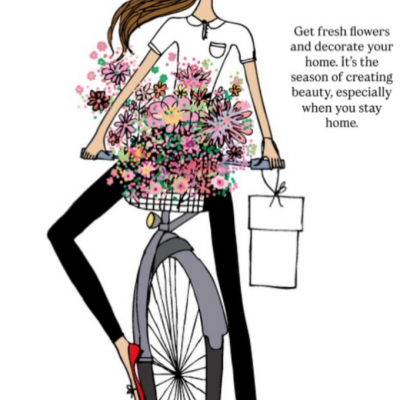 花束を自転車のかごに入れた女性